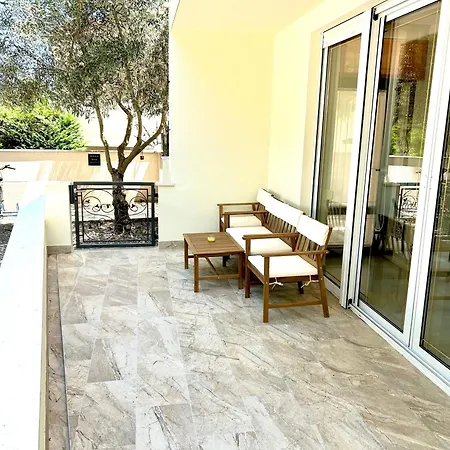 Delux 4 Stars Ariadne - 1 Min From Apartment