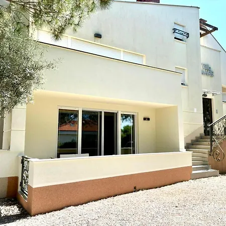 Delux 4 Stars Ariadne - 1 Min From Apartment